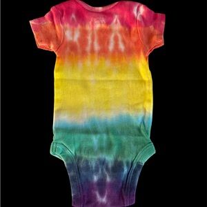 👶❤️Hand Tie Dyed Newborn Onesie💜